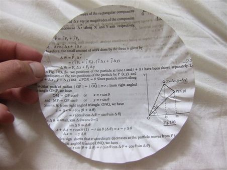 Die Teller auf denen die Burger serviert werden zeigen Mathematik-, Physik- und Englisch-Aufgaben. Auch so koennen Schulbuecher einen Zweck erfuellen