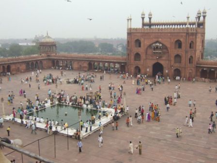 Jama Masjid
Fuer westliche Touristen an einem Tag wie heute keine gute Adresse. Das Gestarre der Muslime, obwohl ich mich total verhuelle, erreicht seinen Hoehepunkt
