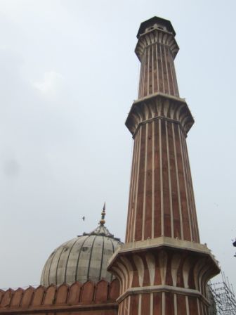 Der Minarett-Turm. Auf der ca. 1m breiten Stiege stauen sich die Leute, die hoch und runter wollen. Ein Gedraengel und Hin- und Hergeschiebe bei 37Grad....