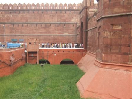 Lange Warteschlangen vor dem Red Fort....heute ist eindeutig ein Feiertag!