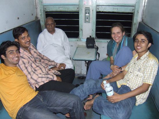 Im Zug haben wir unser Abteil mit zwei Studenten (angehende Steuerberater) und einem 74jaehrigen Vater (in weiss) mit seinem Sohn geteilt. Der alte Mann faehrt 18h zu einem Tempel irgendwo in Rajasthan, um dort einem bestimmten Gott zu huldigen und einen Tag spaeter faehrt er wieder dieselbe Strecke zurueck nach Delhi!!!