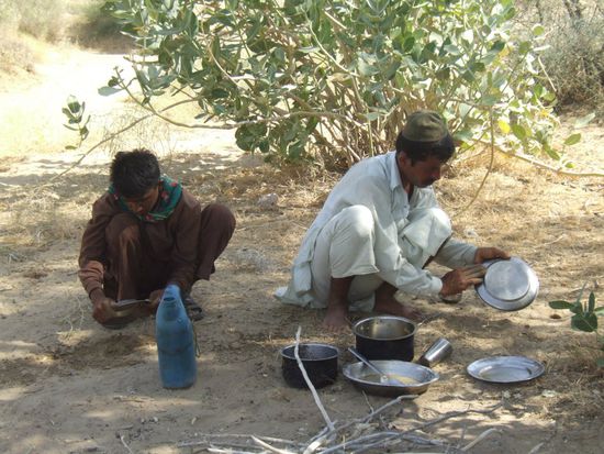 Wer braucht schon Wasser, Spuelmittel, einen Schwamm und noch einen Lumpen zum Trocknen. Hier die umweltvertraeglichere Variante: Mit Sand bekommt man jeden Teller und Topf wieder blitzeblank