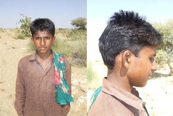 Dieser Junge gesellt sich zur Mittagspause zu Badia, hilft ihm ein wenig die Kamele beisammen zu halten und beim Kochen und erschnorrt sich somit ein Mittagessen. Nachdem wir ihn fragen, was er in seinem Ohr deponiert habe, zeigt er uns ein kleines Stueck Seife. Warum auch nicht!