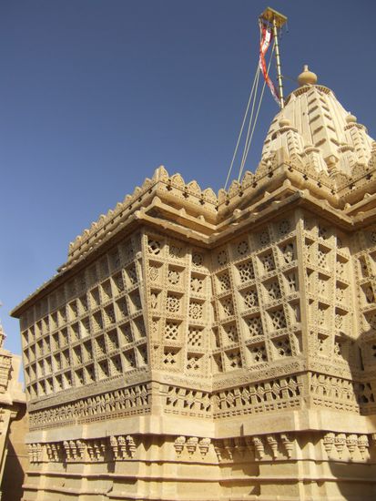 ...mit den vielen aus Stein gehauenen kleinen Fenstern, wo keines dem anderen gleich ist!