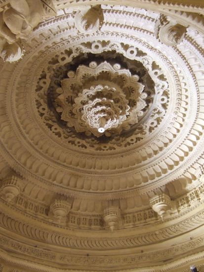 Das Herzstueck dieser Decke ist aus einem Stueck Stein gemeiselt.