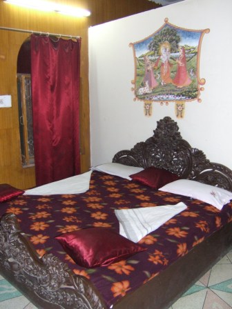Das Hotelzimmer fuer 5,50Euro kann sich dagegen sehen lassen! Laxmi Niwas, eine wirklich gute Adresse in Jodhpur. An der Rezeption haengt sogar ein Foto vom Besitzer mit Bill Murray!