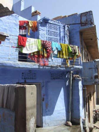 Und tatsaechlich: Wandert man ein wenig durch die Strassen Jodhpurs, entdeckt man auch die vielen blauen Haeuser. Das indigo-blau soll die Gebaeude vor Termiten oder anderen Insektenplagen schuetzen.