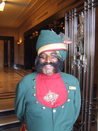 ...gefaellt uns dieser Tuersteher des Umaid Bhawan Palastes (der Residenz des gegenwaertigen Maharadschas) am besten!!!