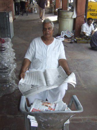 Typische Szenen im indischen Alltag - Tageszeitungen finden in Indien reissenden Absatz.