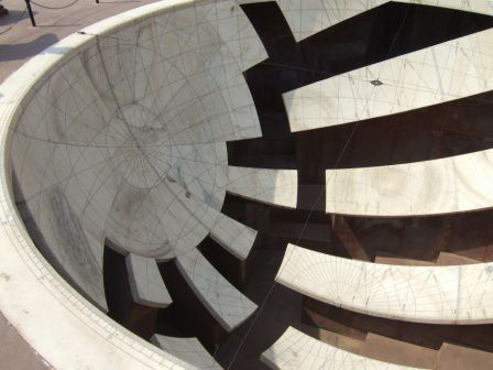 Die Aussparungen in der Marmorflaeche dienen dazu dem Wissenschaftler das Ablesen zu erleichtern indem er sich ganz einfach zwischen die Streifen stellen und die erforderlichen Daten ablesen kann. Jeder Streifen stellt eine Stunde dar, will man also in Stunde 2,4,6,usw. ebenfalls seine Daten erfassen muss man nur von Instrument A hinueber...