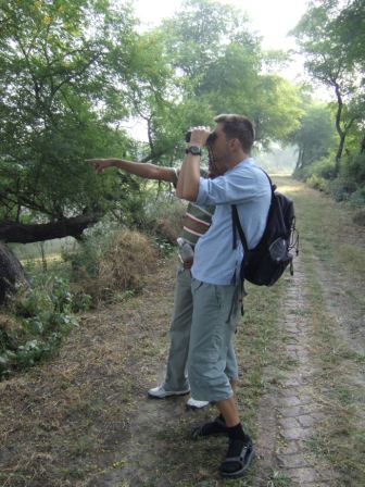 Wir sind nicht ganz alleine unterwegs, sondern lassen uns von einem Naturalist Guide die Voegel und deren Verstecke zeigen