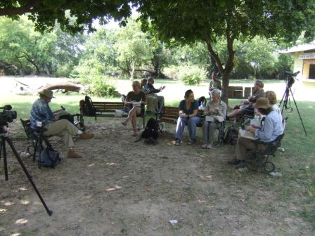 Im Park treffen wir eine Gruppe Hollaender, die allesamt passionierte Vogelbeobachter sind. Jeder ist entweder mit einem sauteuren Fernglas oder Teleskop ausgestattet, die teilweise so teuer sind, wie unser gesamter Indienaufenthalt!