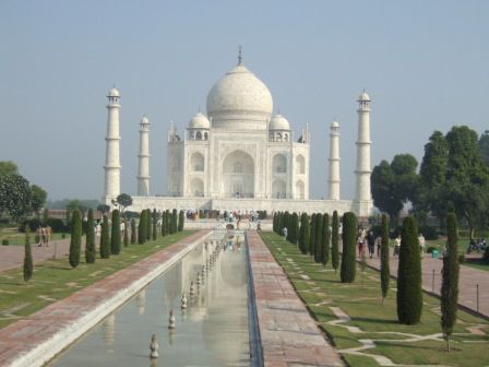 Die vier Minarette, die um das Hauptgebaeude herum angeordnet sind, haben alle eine leichte Neigung nach aussen. Fuer den Fall eines Erdbebens zerstoeren sie somit nicht das Mausoleum im Zentrum.
