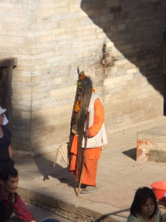 Eine kurze Erklaerung zu den vielen Sadhus, die man in Indien oder auch hier in Nepal zu sehen bekommt...