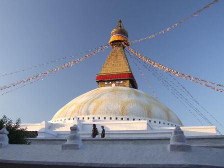 Boudanath ist ein weiterer buddhistischer Schauplatz und die groesste Stupa in ganz Nepal.