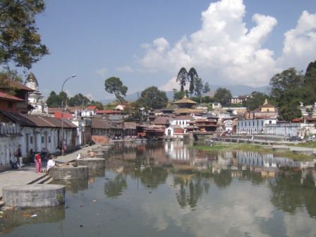 Die Anlage liegt am heiligen Fluss Bagmati und dieser muendet in Indien in den heiligen Ganges