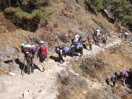 Hochbetrieb auf der Strecke zwischen Lukla and Namche Bazar