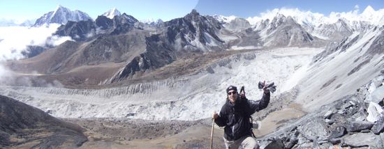 Blick nach Norden: Der massive Nuptse Gletscher schlaengelt sich ins Tal