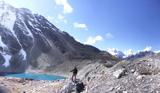 Amphul Laptse Tso liegt am Fuss einer ~1000m hohen Steilwand und erinnert an  einen Kratersee. Wunderschoen!