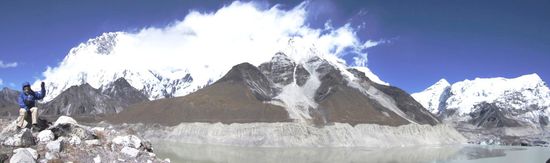 Island Peak in der Mitte des Bildes und der Gletschersee Imja Tso