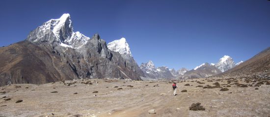 Taboche Peak (ganz links, 6501m) und Cholatse (rechts daneben, 6440m)