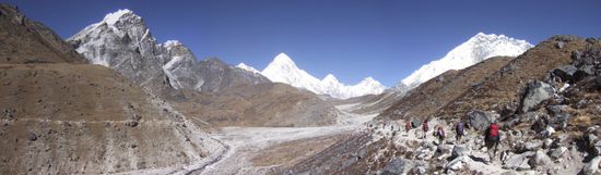 In Bildmitte ist der kegelfoermige Pumo Ri (7161m) zu sehen und rechts das Nuptse-Massiv