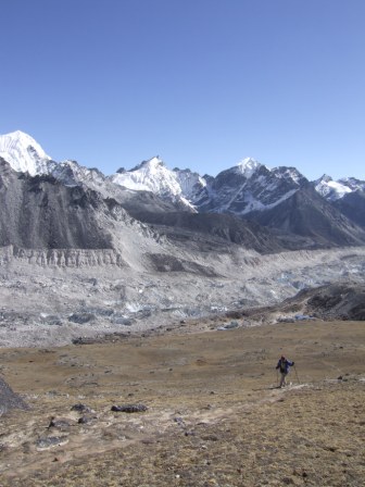 ...der Khumbu Gletscher im Tal