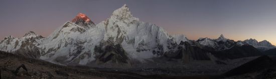...rechts hinten ragt der Gipfel des Ama Dablam in den Horizont