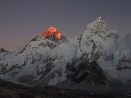 Die letzten Sonnenstrahlen treffen nur noch auf die Westflanke des Everest!
