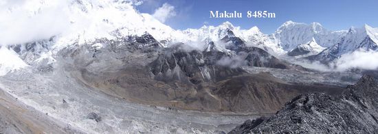 Blick nach Osten: Der Gipfel des Makalu ragt ueber den Island Peak und der Lhotse-Gletscher liegt direkt unter uns