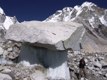 Immer wieder passieren wir Eissaeulen auf denen riesige Felsbrocken trohnen. Dieser hier war der Groesste, den wir zu Gesicht bekommen haben!