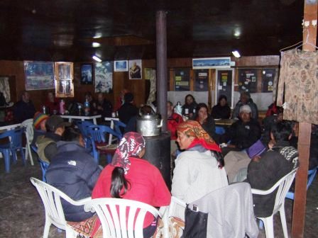 Zurueck in Gorak Shep, wo um die Ofenplaetze im Diningroom gekaempft wird