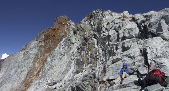 Kurz nach dem Pass versuch ich Vivi mit Schokoriegeln und Nuessen aufzupeppeln aber es hilft kaum, die Luft ist raus und die heutige Lust zum Wandern endgueltig weg