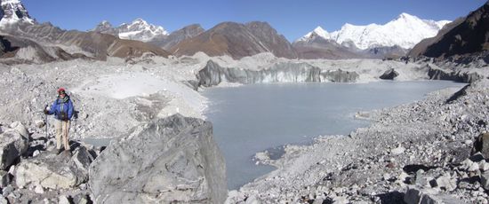 Bei der Ueberquerung des Ngozumpa Gletschers