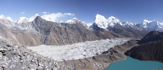 Auf halbem Weg zum Gipfel. Am See gelegen sieht man Gokyo und auch ein Teil des Ngozumpa-Gletschers ist zu sehen.
