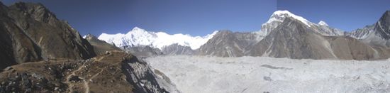 Die Ausmasse des Gletschers sind zu erahnen, wenn man den Weg links im Bild als Groessenvergleich nimmt