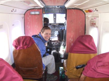 In unserem Flieger sind diesmal neben den zwei Piloten ganze drei Passagiere, uns zwei inkludiert!