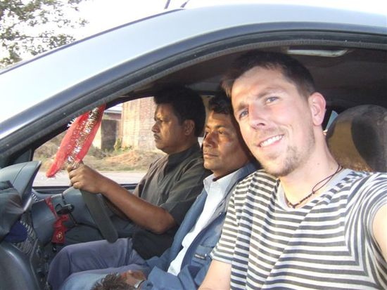 Fuer 300 Rupies (~5 Euro) bringt uns dieser nette Inder in seinem ueberfuellten Kleinwagen (vorne 3, hinten 4) von der Grenze bis nach Gorakhpur. Ein recht guenstiger Fahrpreis fuer ueber 3h Fahrt in einem Privatauto!