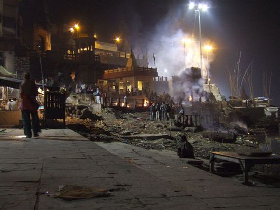 Das Krematorium kommt uns vor als waere es aus dem 15.Jahrhundert. Es herrscht eine sehr eigenartige Stimmung an diesem Ort!