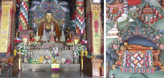 Das Innere des bhutanischen Tempels mit den dreidimensionalen Wandverzierungen ist sehr beeindruckend