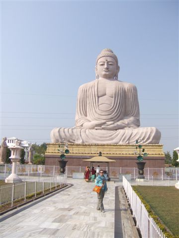 Rund um den Buddha in Meditationshaltung sind aufrecht stehende Statuen von seinen Schuelern angeordnet und ihre Heiligkeit der Dalai Lama hoechstpersoenlich hat die Statue enthuellt.