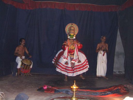 Mit ihren sehr aufwaendigen Kostuemen tanzen und spielen die Darsteller in ausschliesslich pantomimischer Art. Sie stellen dabei oftmals Daemonen oder Goetter aus der hinduistischen Mythologie dar.
