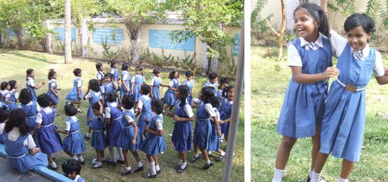 Schulmaedchen beim "FIRE IN THE MOUNTAIN" spielen