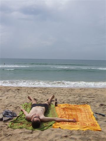 Zum Sonnenuntergang sitzen wir meist mit einem kuehlen Bier am Strand und geniessen einfach