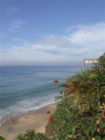 ...aufs Meer. Das 'Cafe del Mar' direkt an den Felsklippen serviert uns jeden Morgen ein ausgiebiges Fruehstueck!