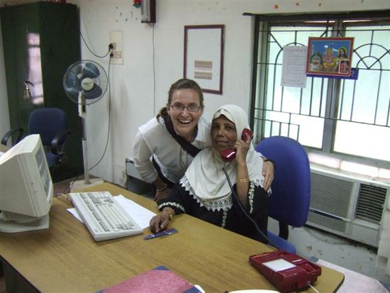 Im Buero des 'Train Reservation Supervisors' sitzt eine muslimische Frau und weil sich Vivi darueber so sehr freut, wird gleich ein Foto von den beiden gemacht!