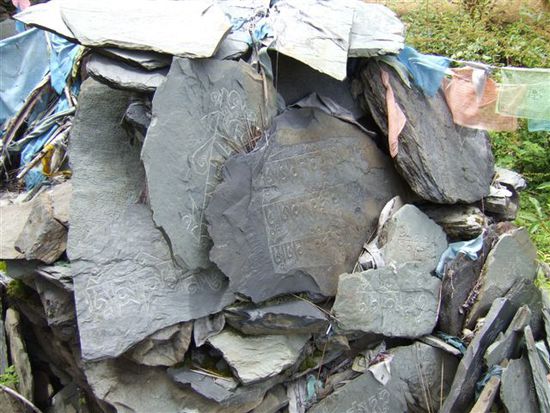 Steintafeln mit tibetischer Inschrift