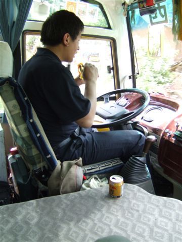 Der Busfahrer hat alles unter Kontrolle-es ist eine Kunst auf diesen Strassen so Auto zu fahren, dass der Redbull Vitamindrink nicht verschuettet waehrend man gleichzeitig noch eine Banane schaelt