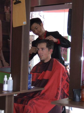 ...mal wieder schneiden zu lassen! Ohne Anzug geht der Friseur wie viele andere Chinesen nicht aus dem Haus.