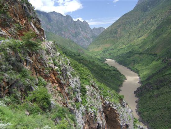 Der Yangzi Fluss (links oben im Bild der Weg)